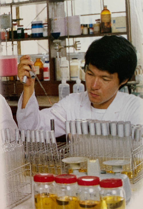 A young Kihara in the laboratory. Photo taken from Mr. Shota Saraya's autobiography.