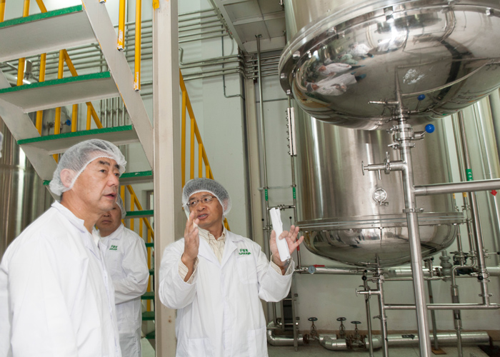 Dr. Murata during a factory presentation. On the left, Mr. Saraya, president of SARAYA.